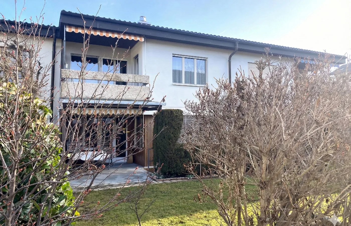 Gartenseite des Hauses mit Balkon und Sitzplatz